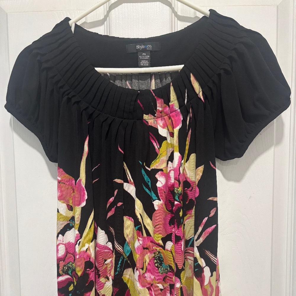 WOMEN'S S/S TOP.  PS.  LIKE NEW. Wore 2 times.
